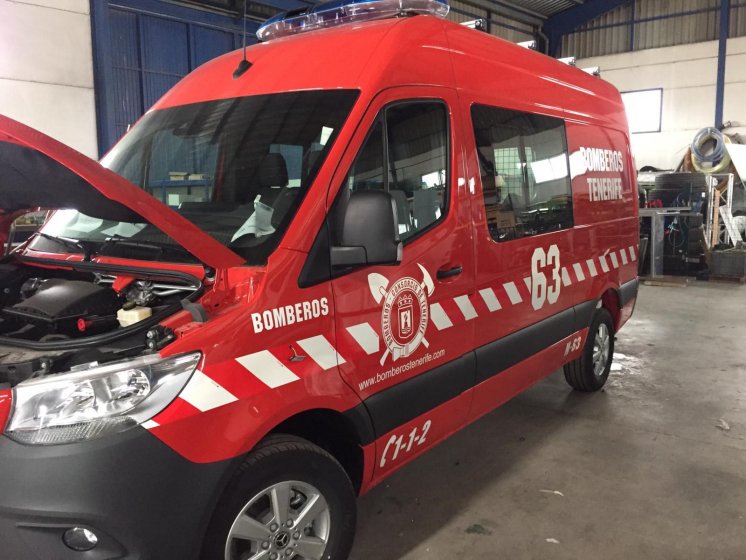 Rotulación de furgonetas de bomberos con vinilos especiales reflectantes homologados. Sevilla