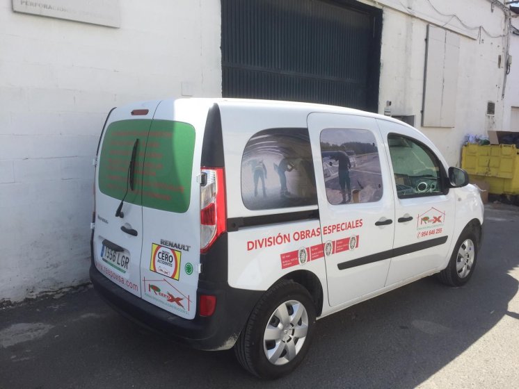 Rotulación de 4 furgonetas en impresión digital y vinilo de corte. Reepoxa Sevilla.