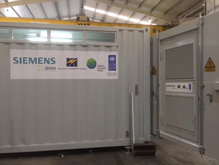 Rotulación de un lote de 8 contenedores container en vinilo de corte especial para Siemens. Fabricados por Proinsener Sevilla.