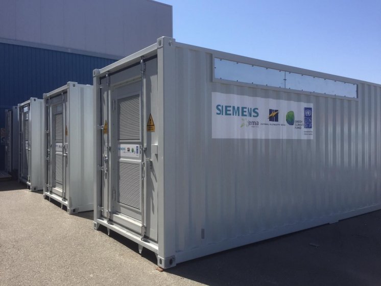 Rotulación de un lote de 8 contenedores container en vinilo de corte especial para Siemens. Fabricados por Proinsener Sevilla.