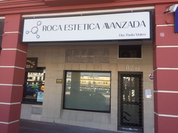 Rotulación de lunas y cristales en ácidos en impresión digital para Roca Estética en Dos Hermanas Sevilla.