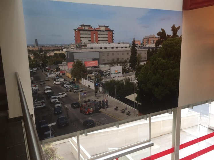 Rotulación de lunas en impresión digital. Comisaría de Policía de Bellavista Sevilla. Trabajos para Falusa.