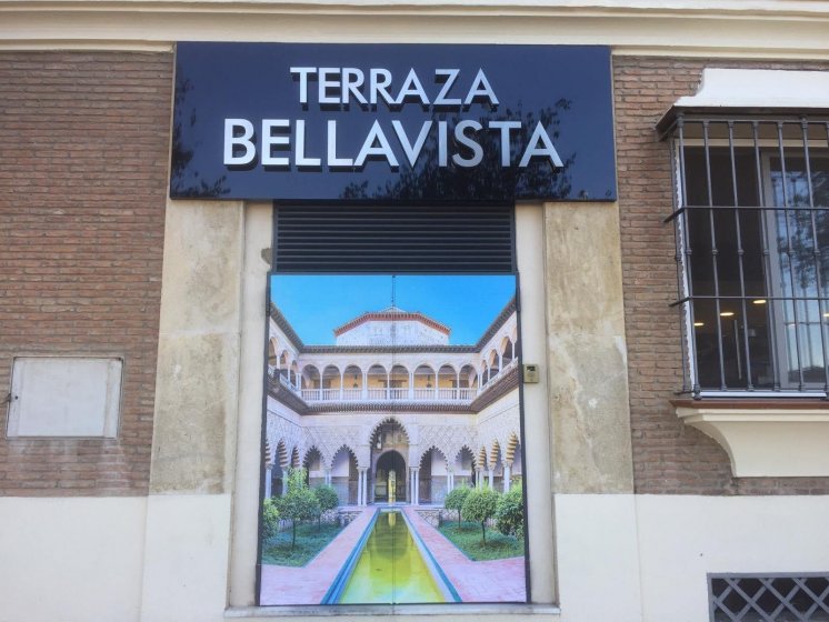 Rotulación de puerta en vinilo en impresión digital para Hotel Bellvista en Sevilla.