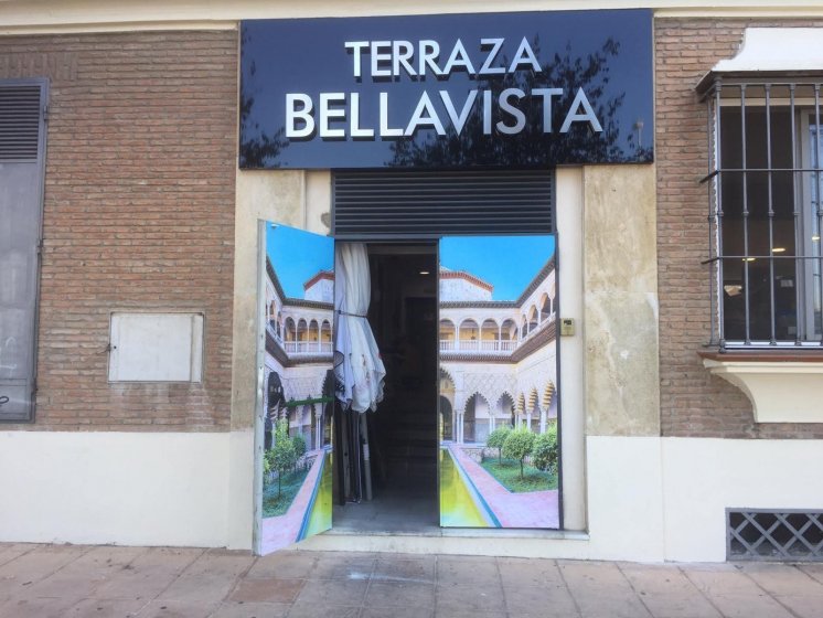 Rotulación de puerta en vinilo en impresión digital para Hotel Bellvista en Sevilla.