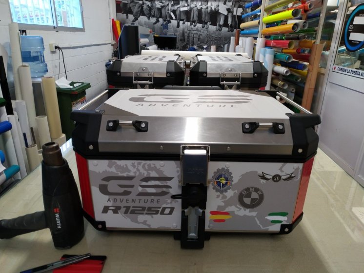 Rotulación en vinilo fundido de maletas bmw y Top case Givi de la BMW GS 1250 Adventure en Sevilla.