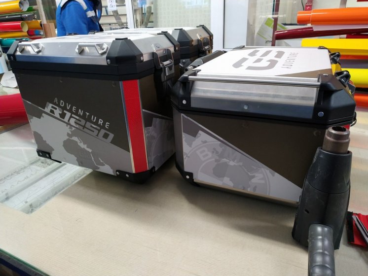 Rotulación en vinilo fundido de maletas bmw y Top case Givi de la BMW GS 1250 Adventure en Sevilla.