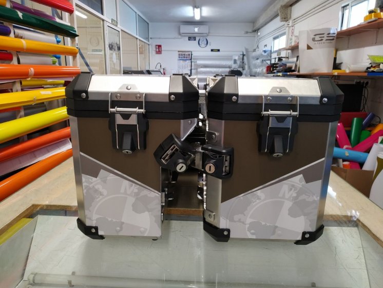 Rotulación en vinilo fundido de maletas bmw y Top case Givi de la BMW GS 1250 Adventure en Sevilla.