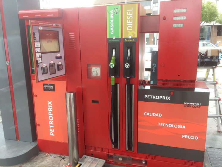 Rotulación en vinilo personalizado de Surtidores de gasolina para Petroprix en Jerez Cádiz