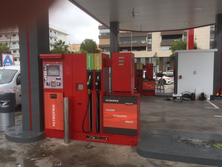 Rotulación en vinilo personalizado de Surtidores de gasolina para Petroprix en Jerez Cádiz