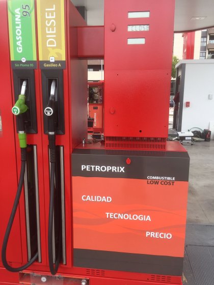 Rotulación en vinilo personalizado de Surtidores de gasolina para Petroprix en Jerez Cádiz