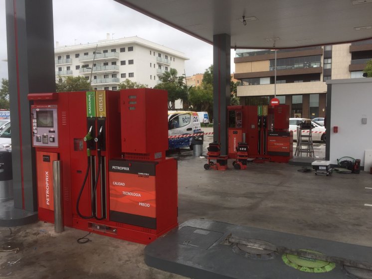 Rotulación en vinilo personalizado de Surtidores de gasolina para Petroprix en Jerez Cádiz