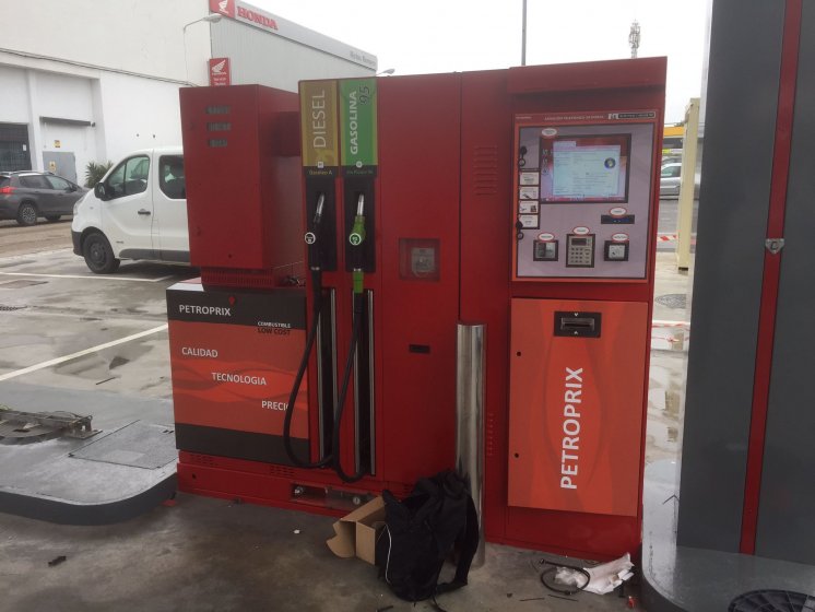 Rotulación en vinilo personalizado de Surtidores de gasolina para Petroprix en Jerez Cádiz