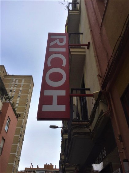 Rótulo banderola en bandeja plegada y fresada con iluminación por led. Ricoh Sevilla.