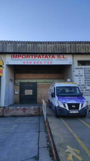 Rótulo cartel en bandeja de composite plegada y rotulada. Importpatata en Mercasevilla Sevilla.