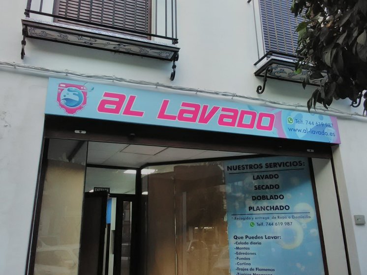 Rótulo cartel en bandeja plegada en comsopiste. Al lavado en Utrera Sevilla.