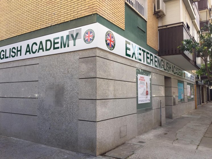 Rótulo cartel en bandeja plegada con bastidor y rotulado con vinilos garantizados para exterior. Sevilla.