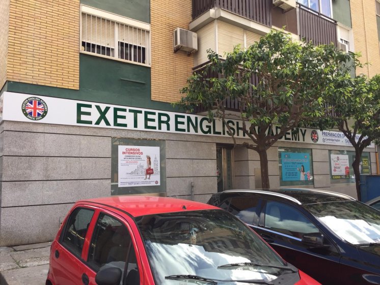 Rótulo cartel en bandeja plegada con bastidor y rotulado con vinilos garantizados para exterior. Sevilla.