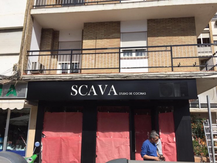 Rótulo cartel en caja con frente calado e iluminación. Scava Cocinas en Sevilla.