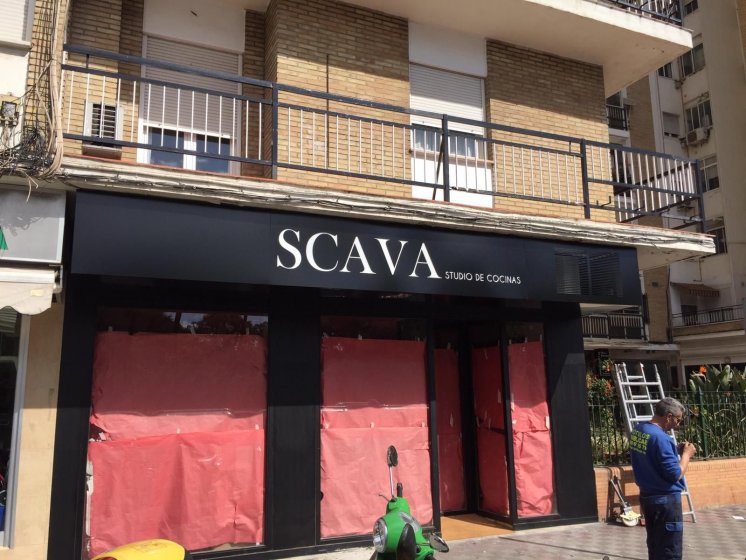 Rótulo cartel en caja con frente calado e iluminación. Scava Cocinas en Sevilla.