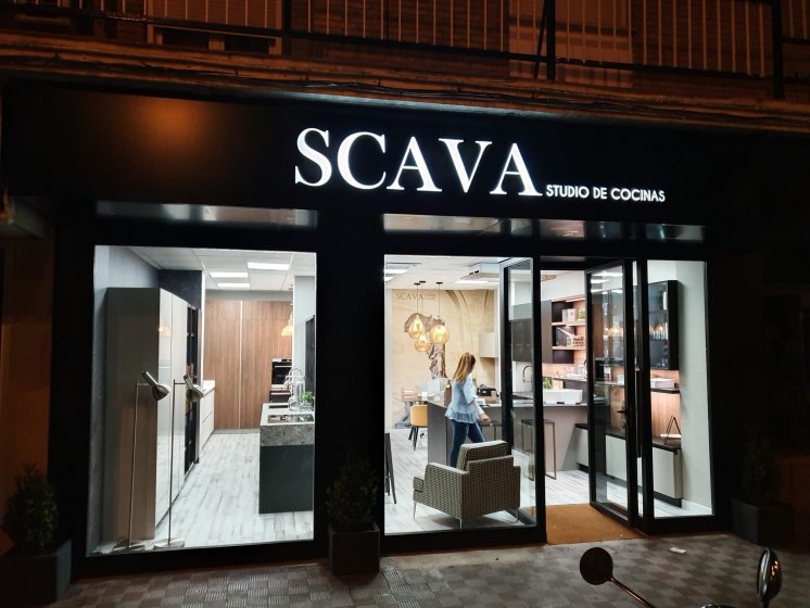 Rótulo cartel en caja con frente calado e iluminación. Scava Cocinas en Sevilla.