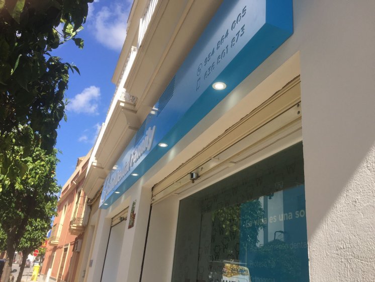 Rótulo cartel Caja luminosa con textos calados y letras superpuestas. Clínica Dental Family en Utrera Sevilla.