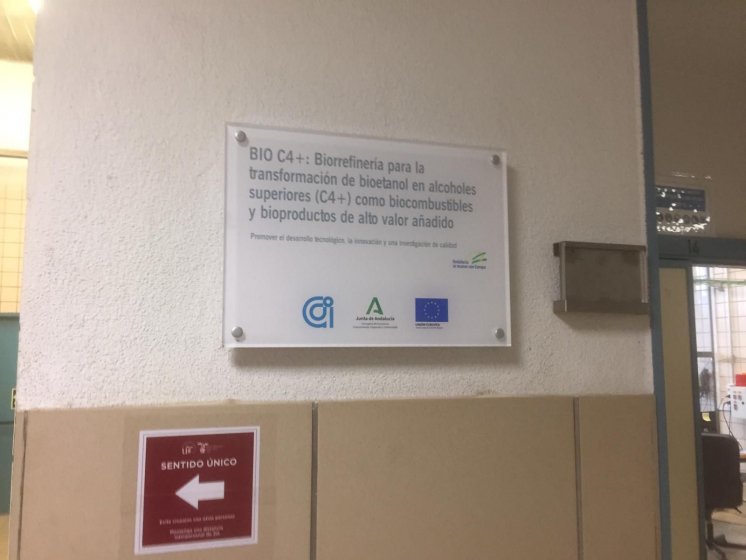 Rótulo cartel en metacrilato placa fondos Feder Andalucía para Aicia en Sevilla.