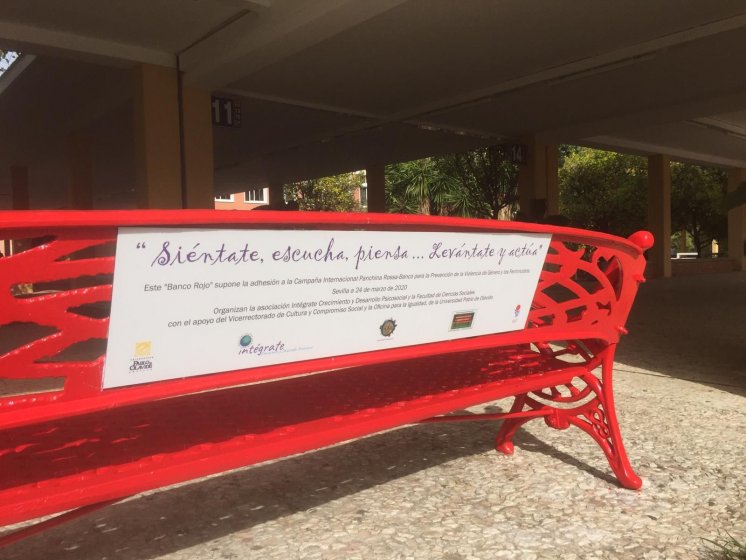 Rótulo cartel para banco en conmemoración de las víctimas de violencia de género. Universidad Pablo de Olavide en Sevilla.