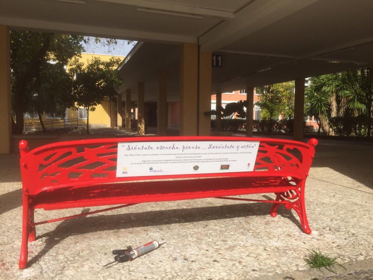 Rótulo cartel para banco en conmemoración de las víctimas de violencia de género. Universidad Pablo de Olavide en Sevilla.