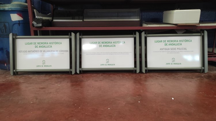 Rótulo cartel señalizador rotulado con vinilo sobre soporte Junta de Andalucía. Memoria Histórica en Sevilla