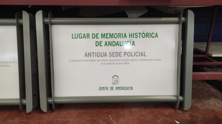 Rótulo cartel señalizador rotulado con vinilo sobre soporte Junta de Andalucía. Memoria Histórica en Sevilla