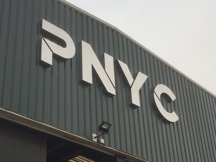 Rótulo corpóreo en acero inoxidable para PNYC en Sevilla.