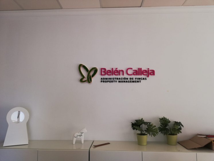 Rótulo corpóreo como decoración interior de despacho u oficina, para Belén Calleja en Marbella Málaga.