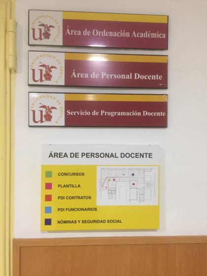 Rótulo directorio Área Docente Rectorado de la Universidad de Sevilla.