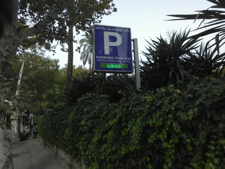 Rótulo luminoso, Banderola Parking con led libre, para Hotel Alfonso XIII en Sevilla.