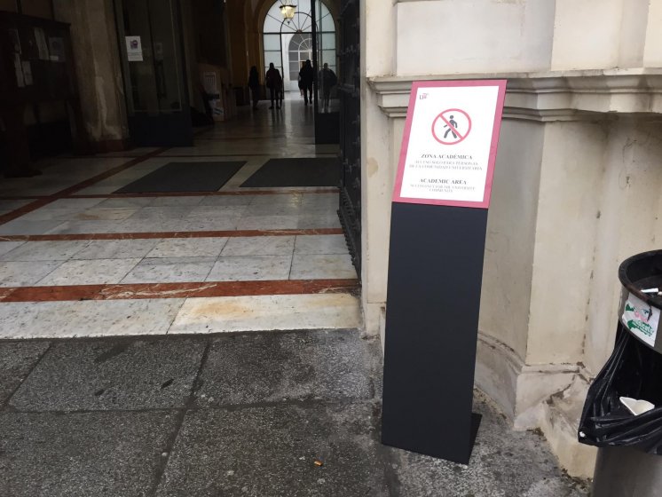 Rótulo soporte en forja y cartel informativo, para el Edificio Antigua Fábrica de Tabacos de la Universidad de Sevilla, 