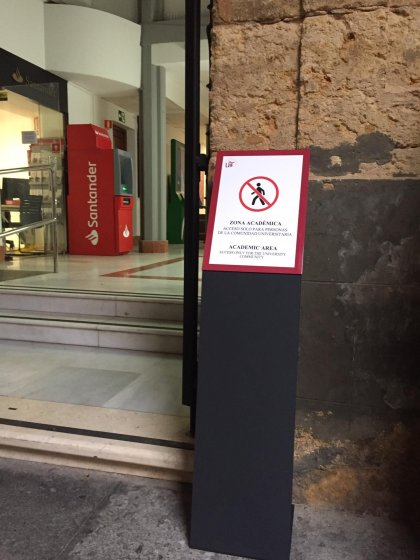 Rótulo soporte en forja y cartel informativo, para el Edificio Antigua Fábrica de Tabacos de la Universidad de Sevilla, 