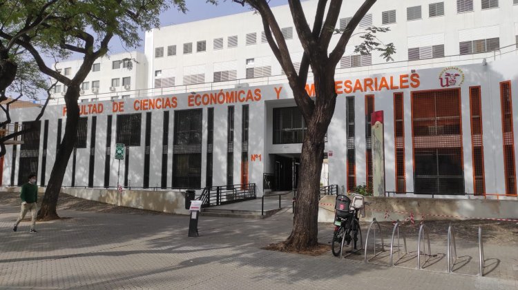 Rótulos letras corpóreas, en PVC de 30 mm recortados y lacados para la Facultad de Ciencias Económicas y Empresariales de la Universidad de Sevilla.