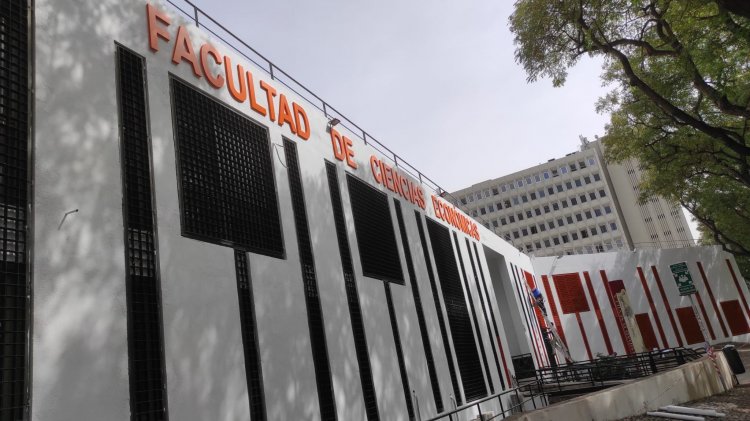 Rótulos letras corpóreas, en PVC de 30 mm recortados y lacados para la Facultad de Ciencias Económicas y Empresariales de la Universidad de Sevilla.