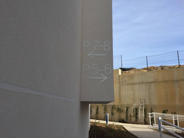 Señalética para la señalización de Urbanización en letras y números recortados en aluminio anodizado de 20 cm. Estepona Málaga 