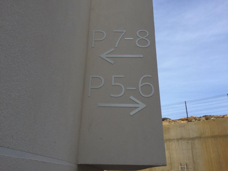 Señalética para la señalización de Urbanización en letras y números recortados en aluminio anodizado de 20 cm. Estepona Málaga 