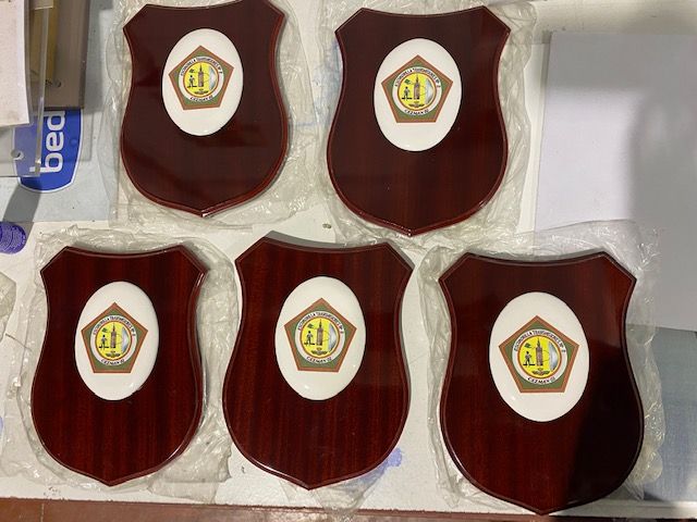 Trofeo Metopa de madera con gráfica en cerámica. Ejército del Aire Sevilla.