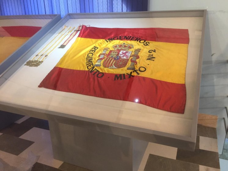 Vitrina expositora para banderas antiguas, en aluminio lacado y frontal de metacrilato. Museo de Historia Militar de Sevilla.