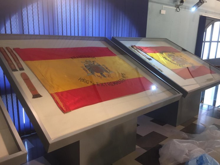 Vitrina expositora para banderas antiguas, en aluminio lacado y frontal de metacrilato. Museo de Historia Militar de Sevilla.