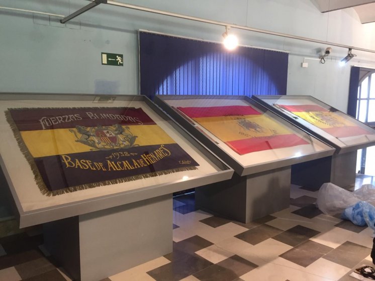 Vitrina expositora para banderas antiguas, en aluminio lacado y frontal de metacrilato. Museo de Historia Militar de Sevilla.