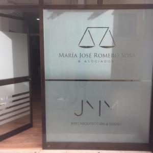 Rotulación de cristal con imitación ácido plata. Para las oficinas María José Romero Sosa & Asociados en Sevilla.