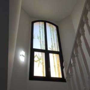 Rotulación decorativa de ventana con vinilos imitación ácido plata. Casa particular en Sevilla. 