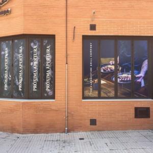 Rotulación exterior de cristal con vinilo en impresión digital. Restaurante Hummo en Sevilla.