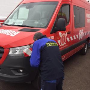 Rotulación de furgonetas de bomberos con vinilos especiales reflectantes homologados. Sevilla