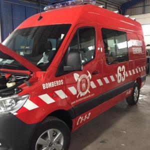 Rotulación de furgonetas de bomberos con vinilos especiales reflectantes homologados. Sevilla