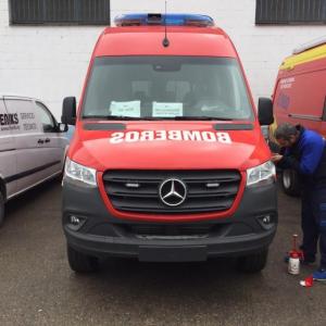 Rotulación de furgonetas de bomberos con vinilos especiales reflectantes homologados. Sevilla